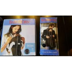 Baby carrier met bijhorende cover.