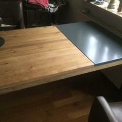 4 stoelen met wieltjes en eettafel uitschuifbaar