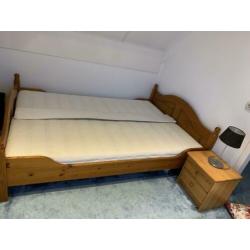 Tweepersoonsbed incl.matras en nachtkastje