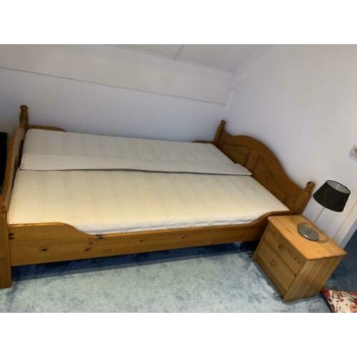 Tweepersoonsbed incl.matras en nachtkastje