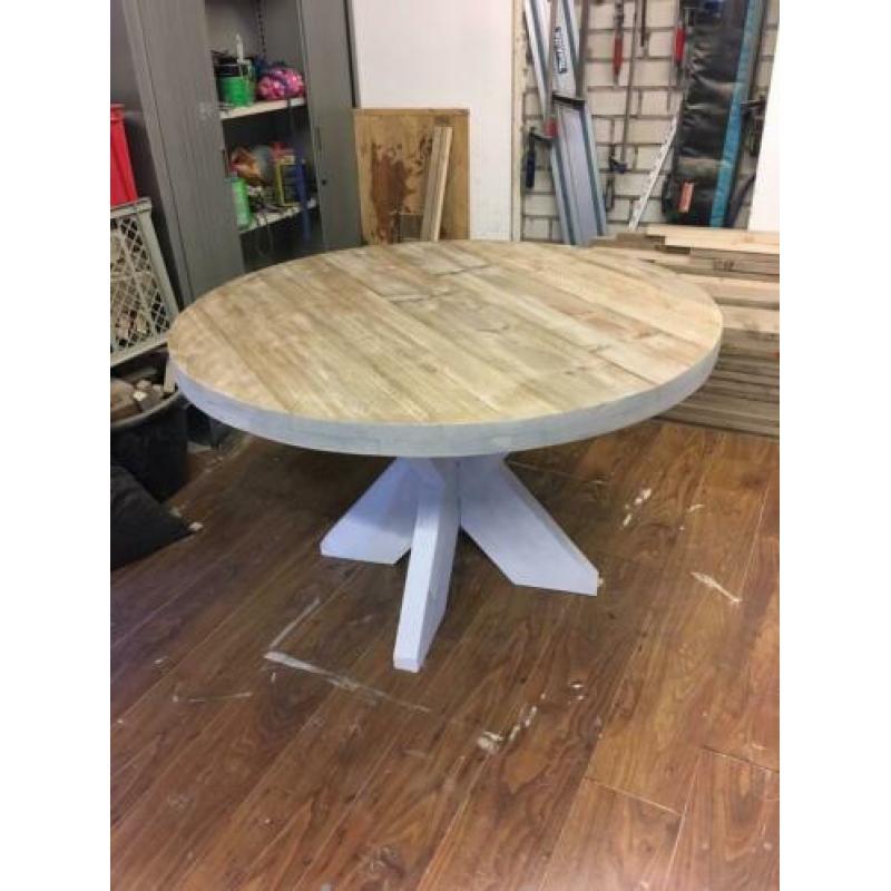 Ronde eettafel van verouderd steigerhout