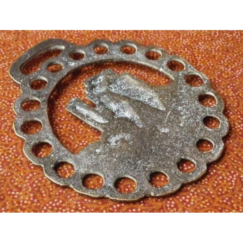 Antiek Engels horsebrass kleppermannetje met een kasteel.