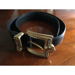 Mooie leren zwarte riem met goudkleurige gesp mt s