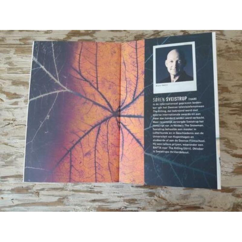 2018 Soren Sveistrup, Oktober. Literaire thriller. 542 blz.