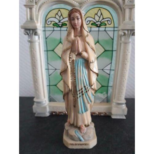 Maria beeldje uit Lourdes met een prachtige bewerkte kerkraa