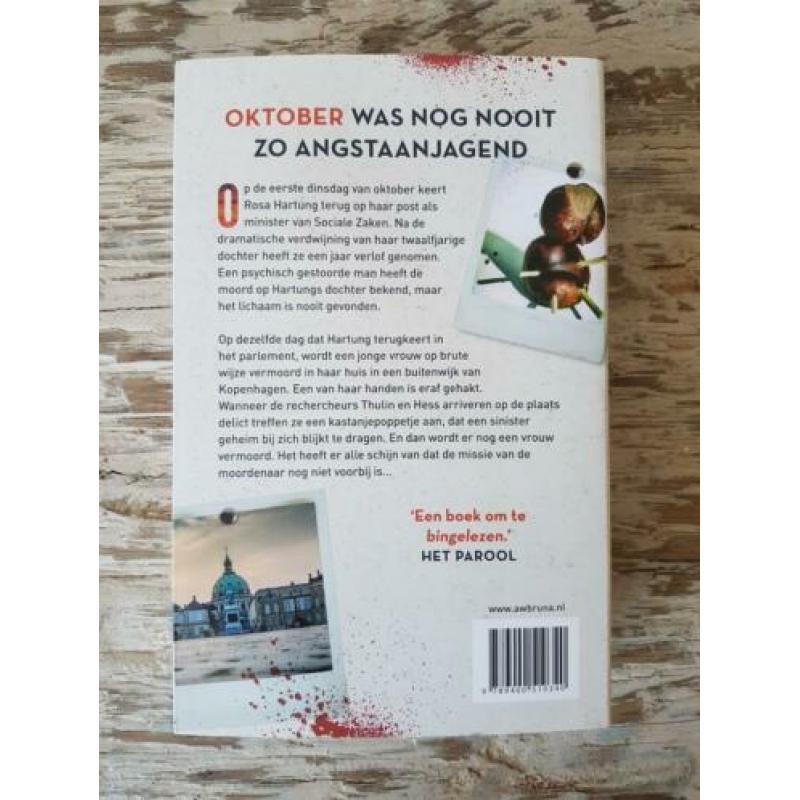 2018 Soren Sveistrup, Oktober. Literaire thriller. 542 blz.
