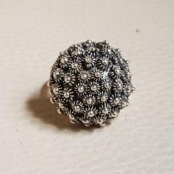 Zilveren Modernist ring met heel veel Zeeuwse knopjes.