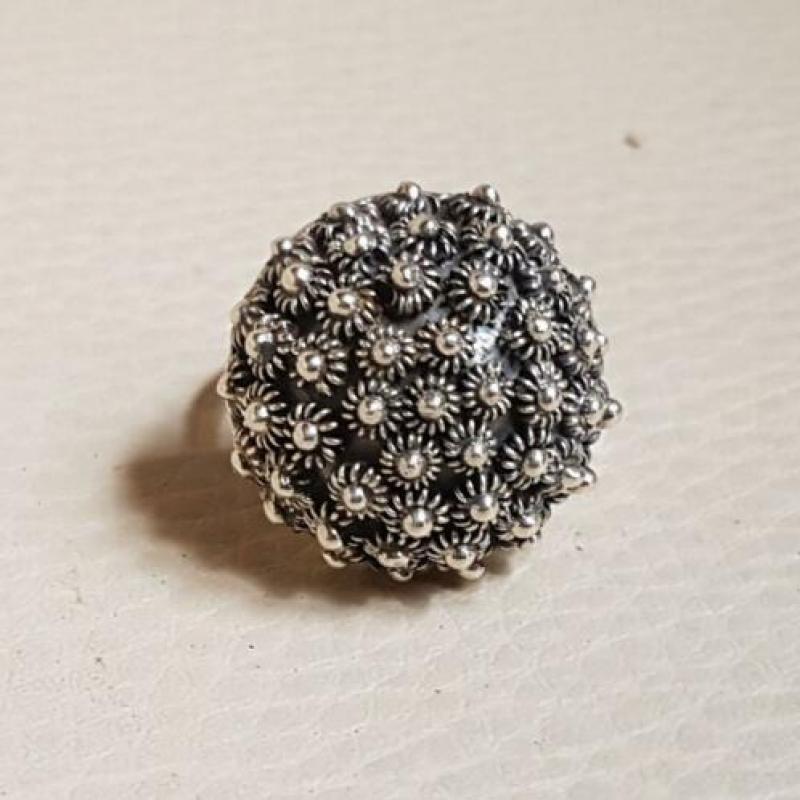 Zilveren Modernist ring met heel veel Zeeuwse knopjes.
