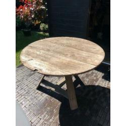 Ronde, houten klaptafel. Buiten.