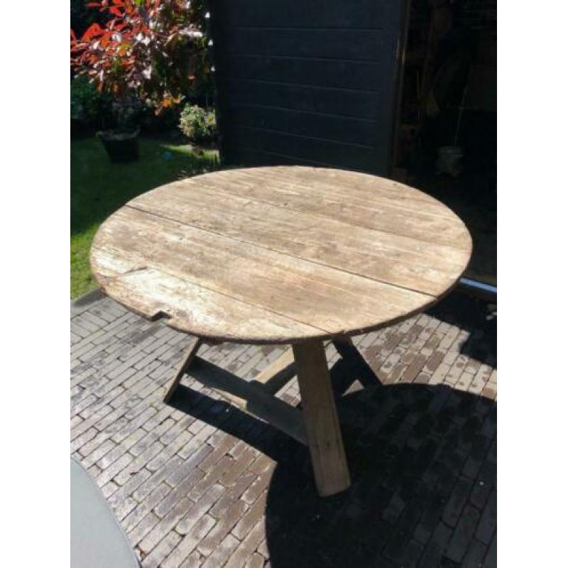 Ronde, houten klaptafel. Buiten.