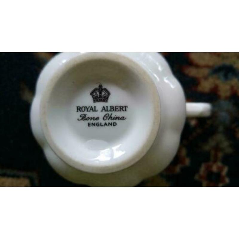 5 mooie kop en schotels van ROYAL ALBERT Bone China