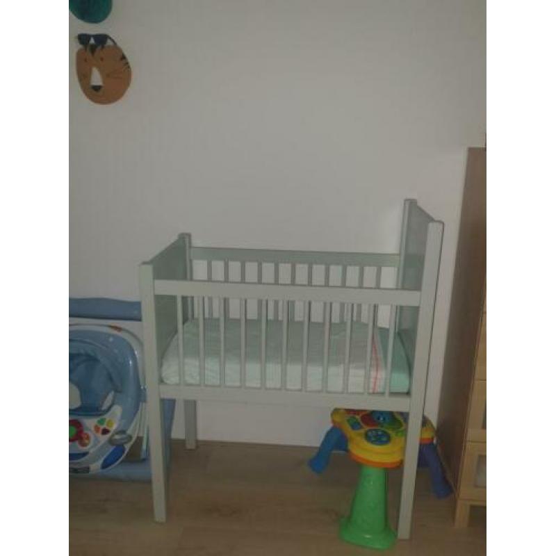 Wiegje wieg babybed bedje grijsgroen, mooie kleur!
