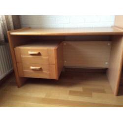 Bureau en boekenkast