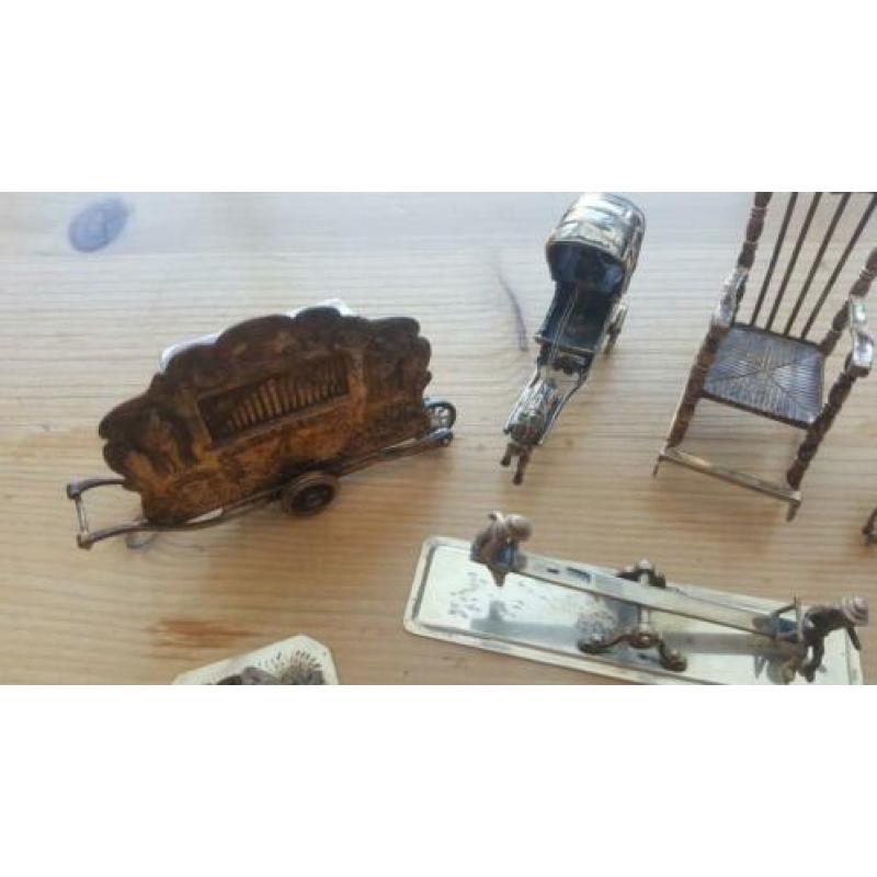 Lotje zilveren miniaturen.