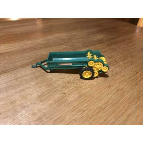 Britains 9540, Vaste Mestverspreider, Schaal 1:32
