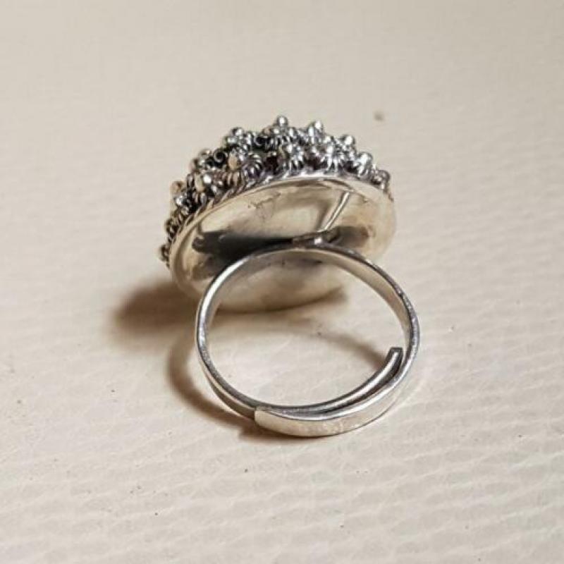 Zilveren Modernist ring met heel veel Zeeuwse knopjes.