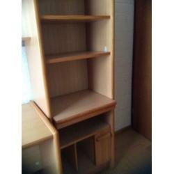Bureau en boekenkast