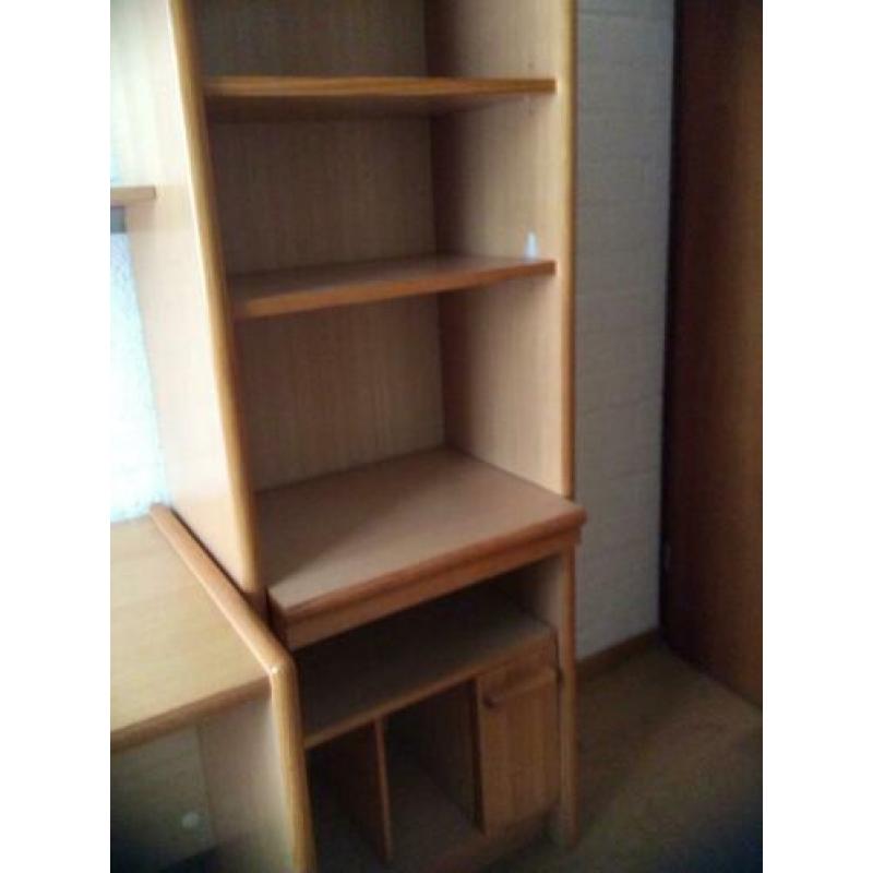 Bureau en boekenkast