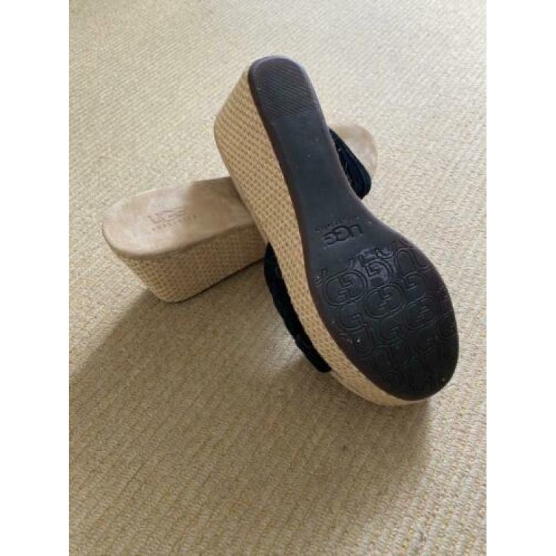 Zwarte suède slippers van UGGS. Nieuw!