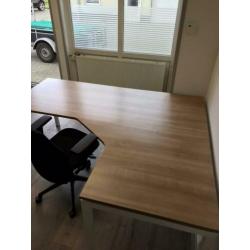 Groot bureau + stoel