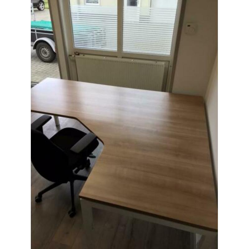 Groot bureau + stoel