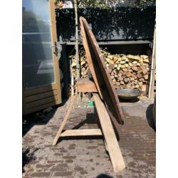 Ronde, houten klaptafel. Buiten.