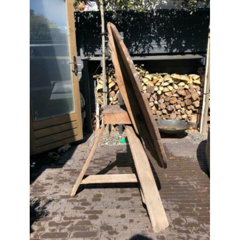 Ronde, houten klaptafel. Buiten.