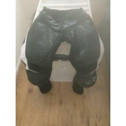 Macna leren motorbroek maat S/>S in goede staat !