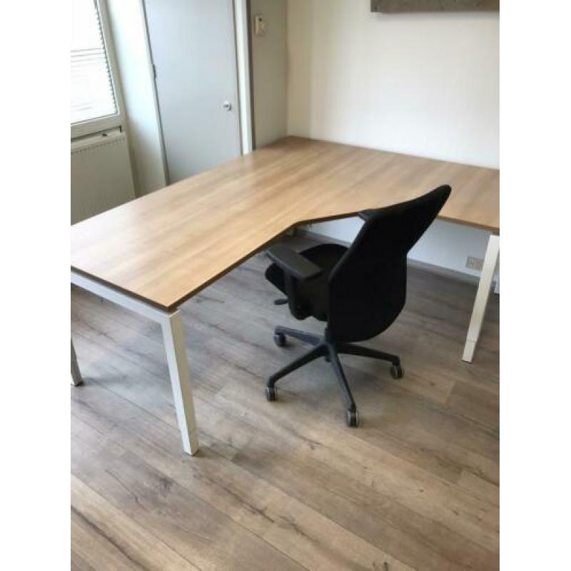 Groot bureau + stoel