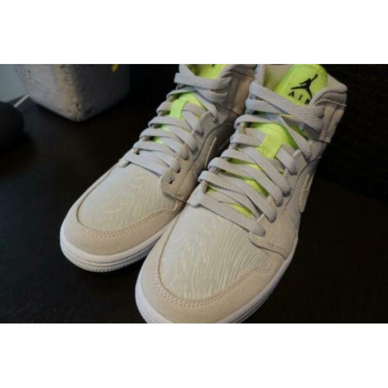 Air Jordan 1 Mid Vast Grey Ghost Green maten 39 & 40