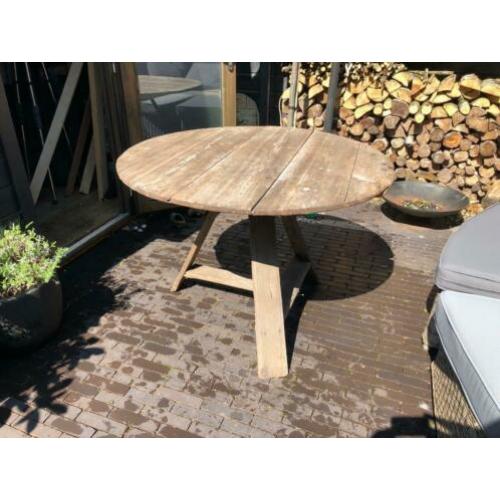 Ronde, houten klaptafel. Buiten.