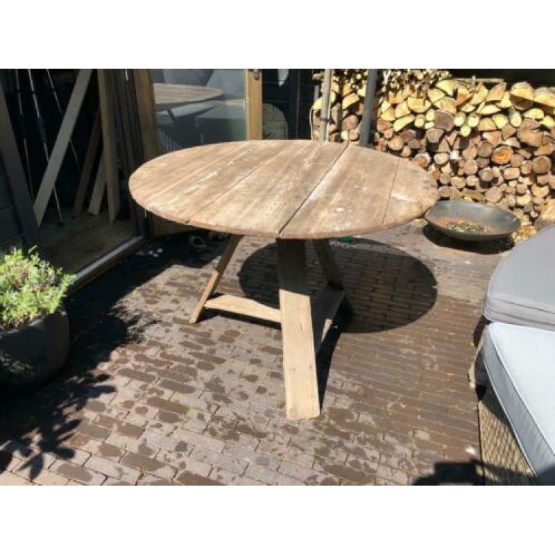 Ronde, houten klaptafel. Buiten.