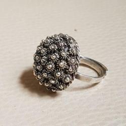 Zilveren Modernist ring met heel veel Zeeuwse knopjes.