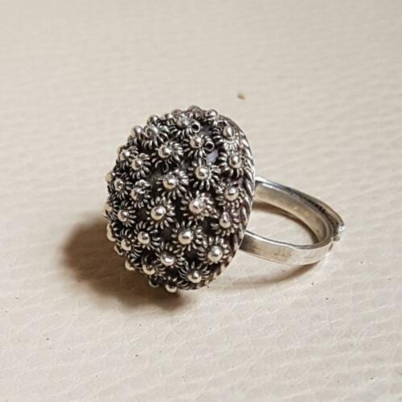 Zilveren Modernist ring met heel veel Zeeuwse knopjes.