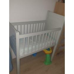 Wiegje wieg babybed bedje grijsgroen, mooie kleur!