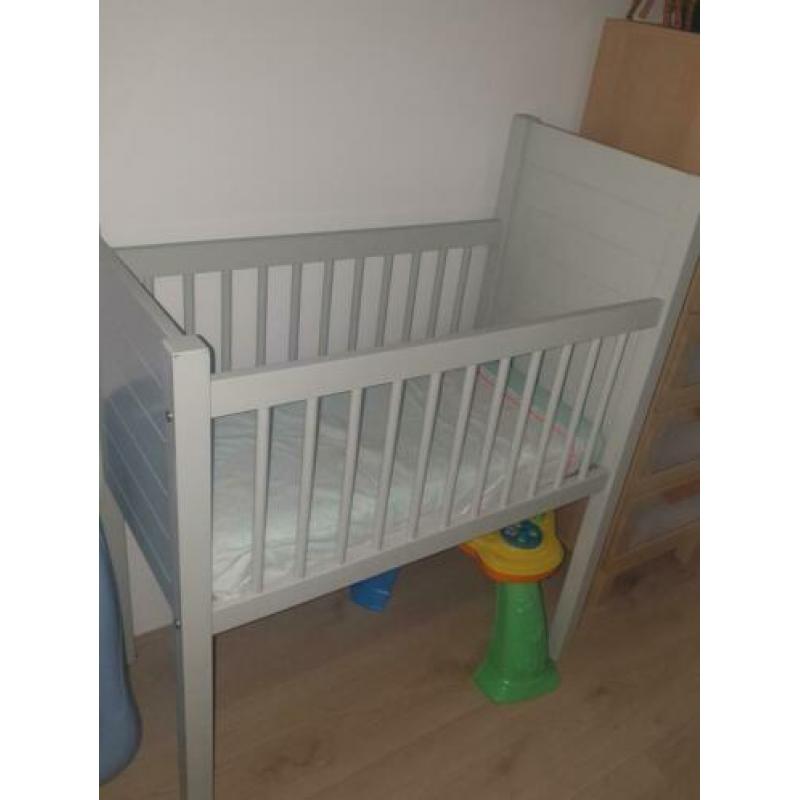 Wiegje wieg babybed bedje grijsgroen, mooie kleur!