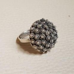 Zilveren Modernist ring met heel veel Zeeuwse knopjes.