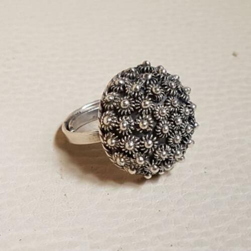 Zilveren Modernist ring met heel veel Zeeuwse knopjes.