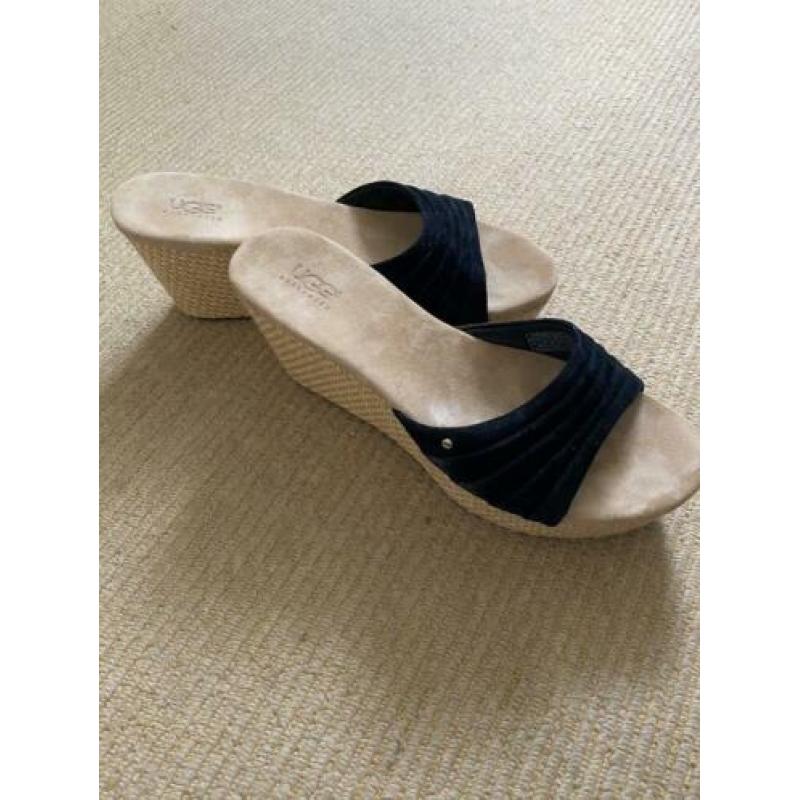 Zwarte suède slippers van UGGS. Nieuw!