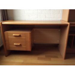 Bureau en boekenkast
