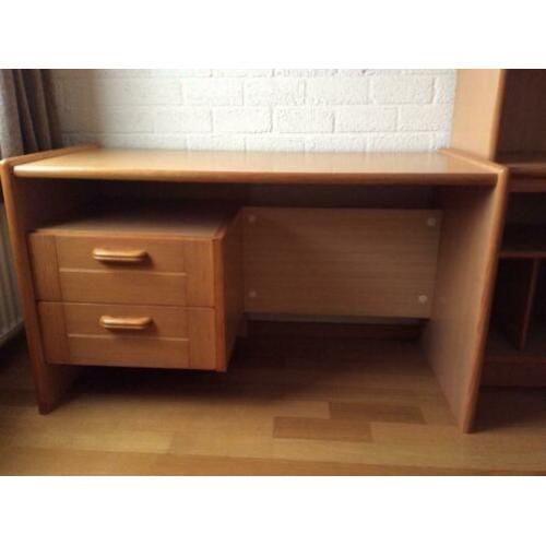 Bureau en boekenkast