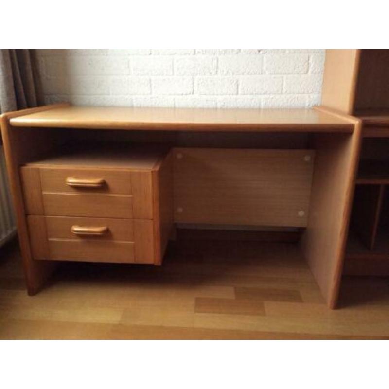 Bureau en boekenkast