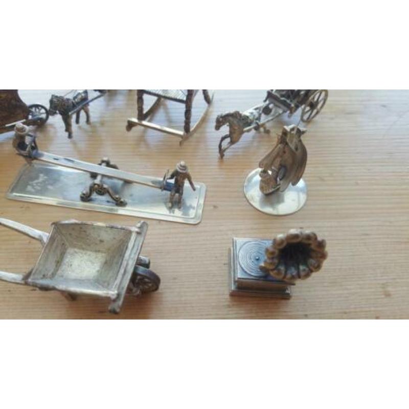 Lotje zilveren miniaturen.