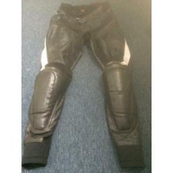 Macna leren motorbroek maat S/>S in goede staat !