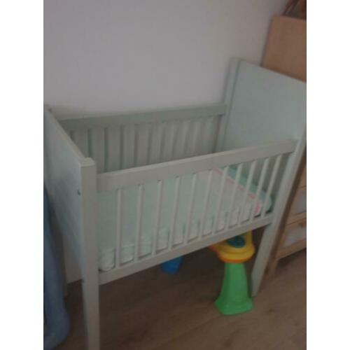 Wiegje wieg babybed bedje grijsgroen, mooie kleur!