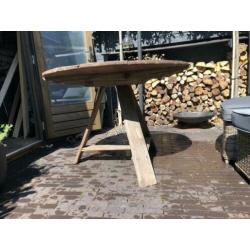 Ronde, houten klaptafel. Buiten.