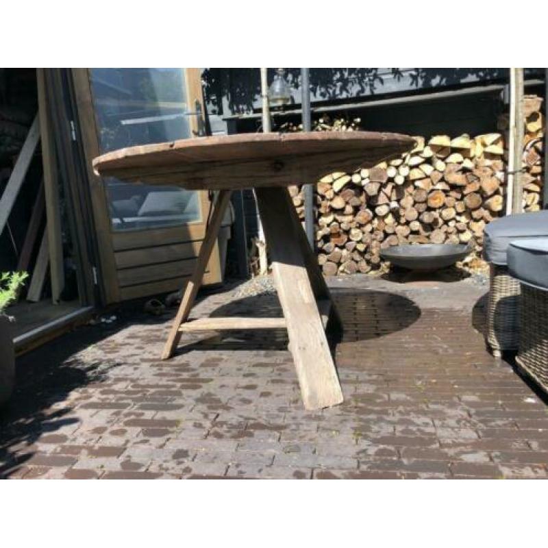 Ronde, houten klaptafel. Buiten.