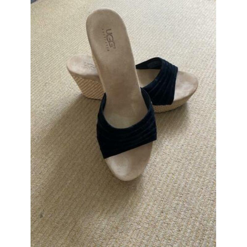 Zwarte suède slippers van UGGS. Nieuw!