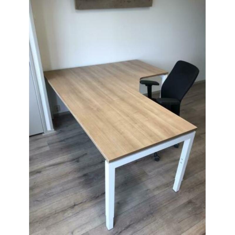 Groot bureau + stoel