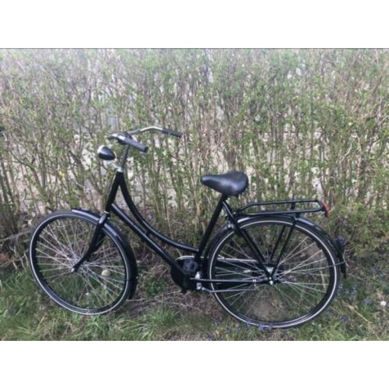 Nieuwe zwarte omafiets